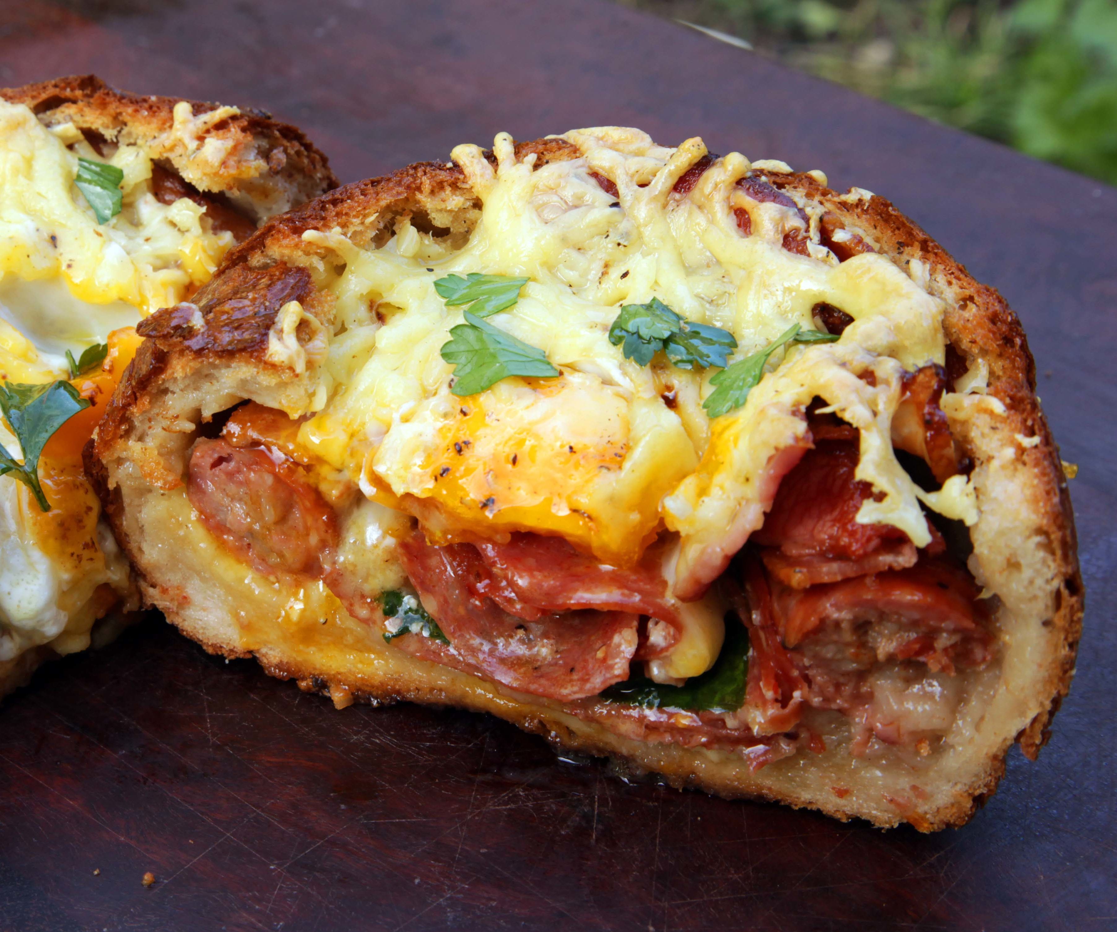 How to Cook Breakfast in Bread (Egg Bread Bowl)