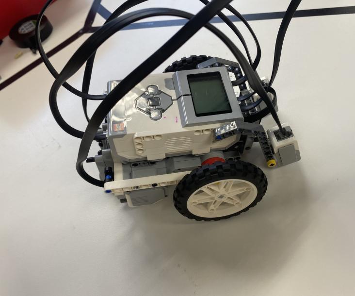 How to Make a Lego Delivery Truck With Two Sensors Using EV3