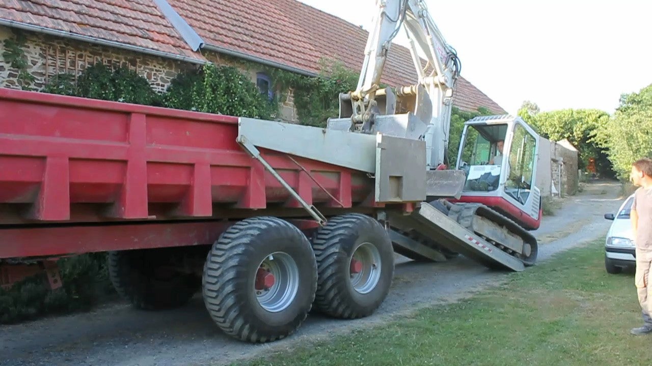 How to Drive an Excavator on to a Farm Trailer. Don't Try This at Home! Conduite Précise. Conducción Precisa