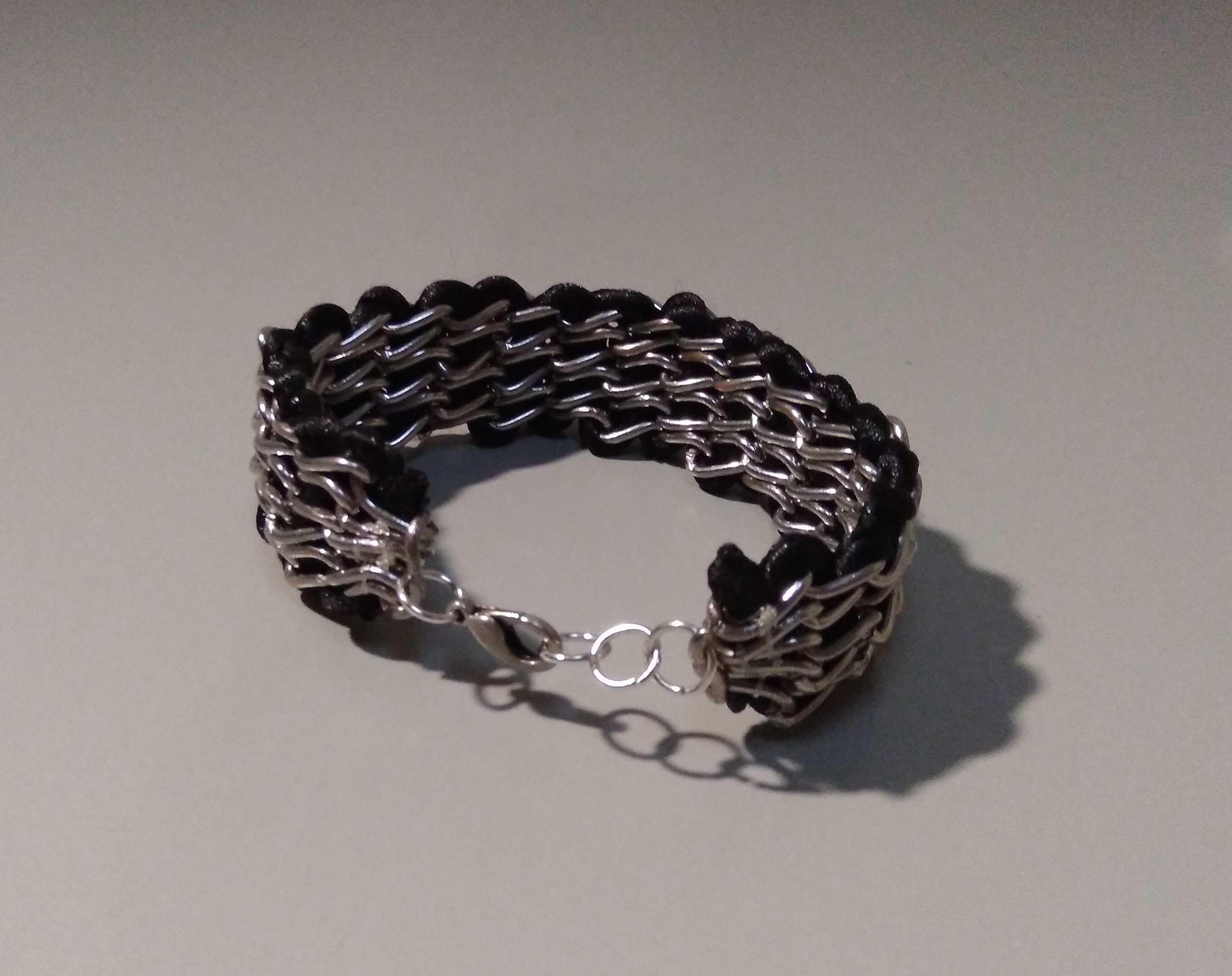 Chain and Intertwined Thread Bracelet