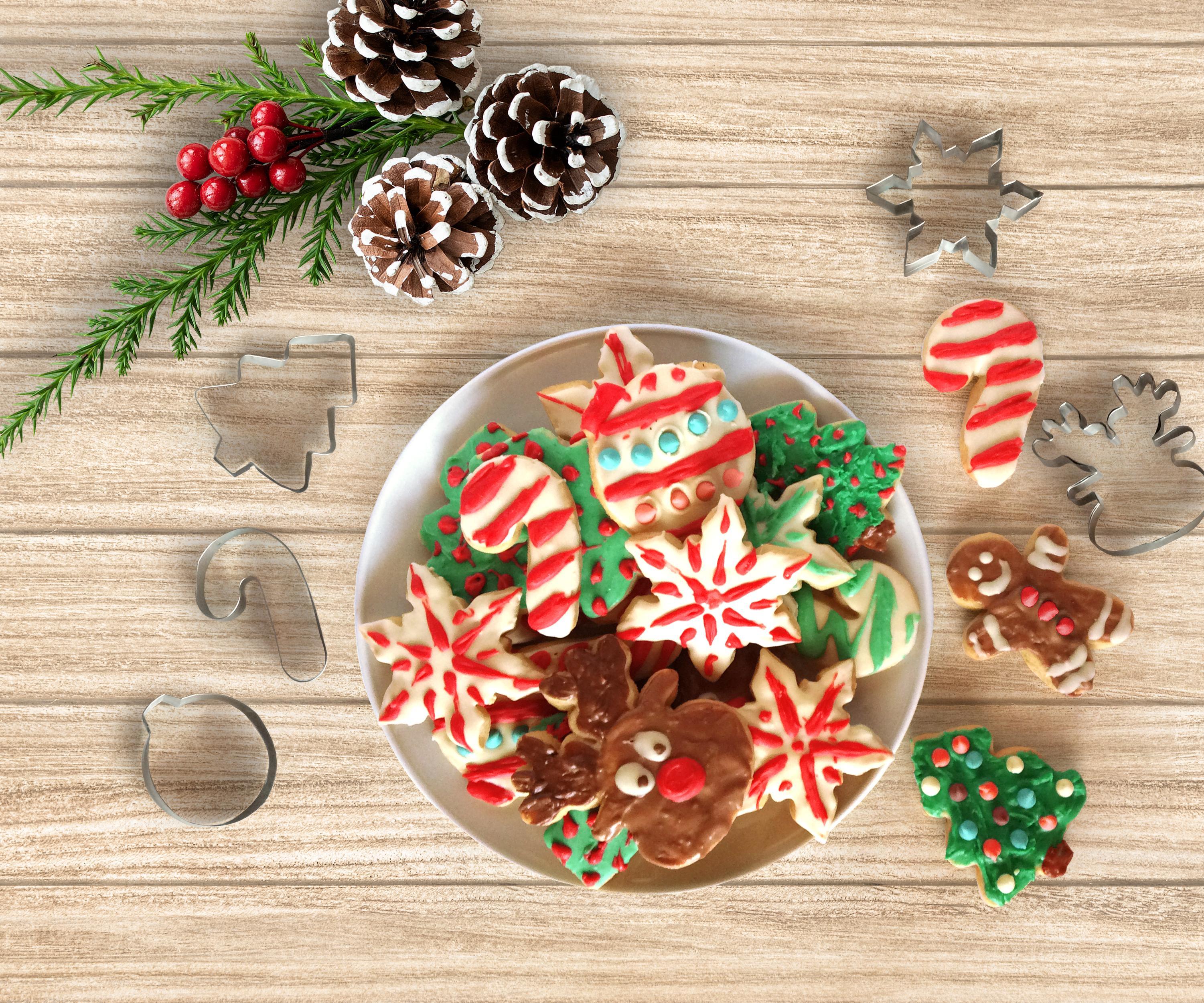 Make COOKIES and Your Own CHRISTMAS CUTTERS