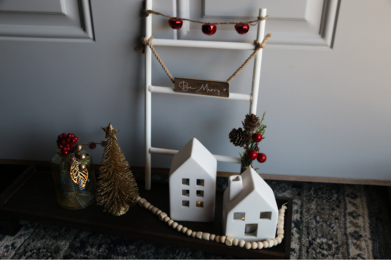 DIY Mini Wood Ladders With Holiday Decorations