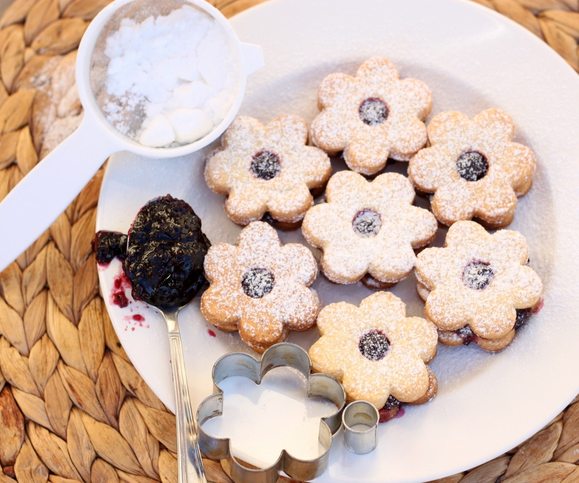 Traditional Linzer Christmas Cookies