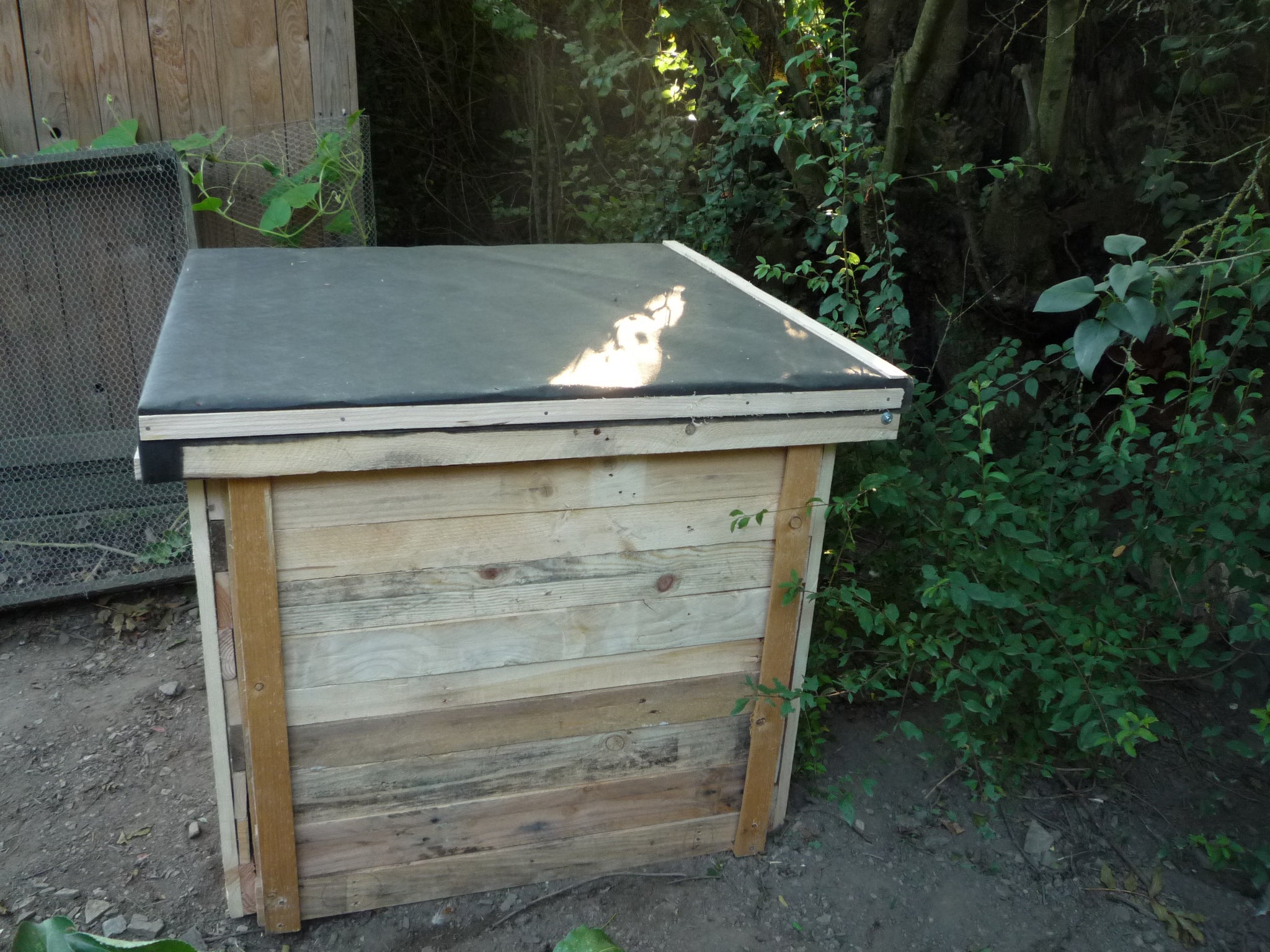 How to Make a Pallet Wood Compost Bin - Unique Design Using Minimum Metal Fixings and for Easy Emptying of Compost. Fabriquer Soi-même Son Composteur.