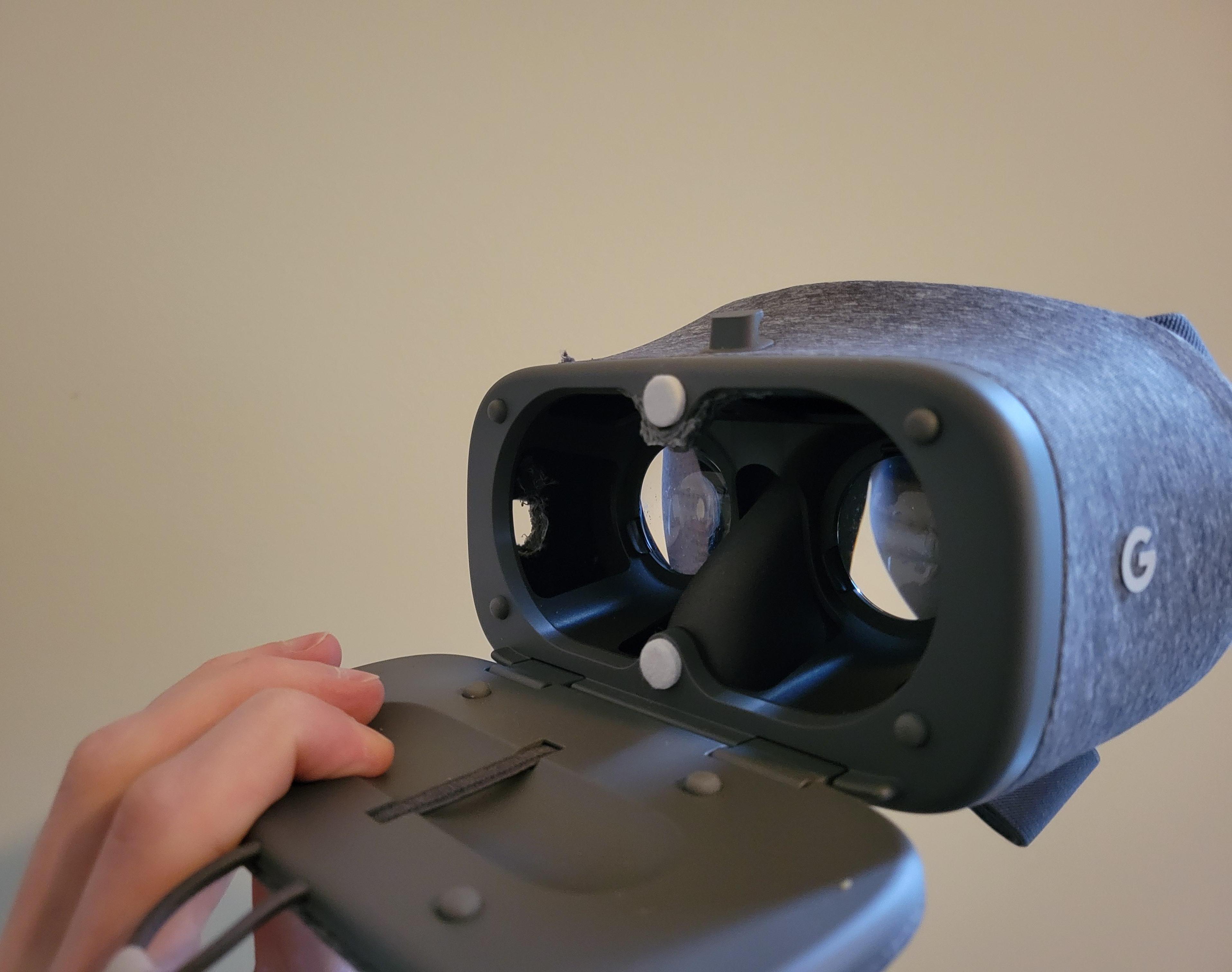 Using the Google Cardboard Viewer With a Google Daydream Headset