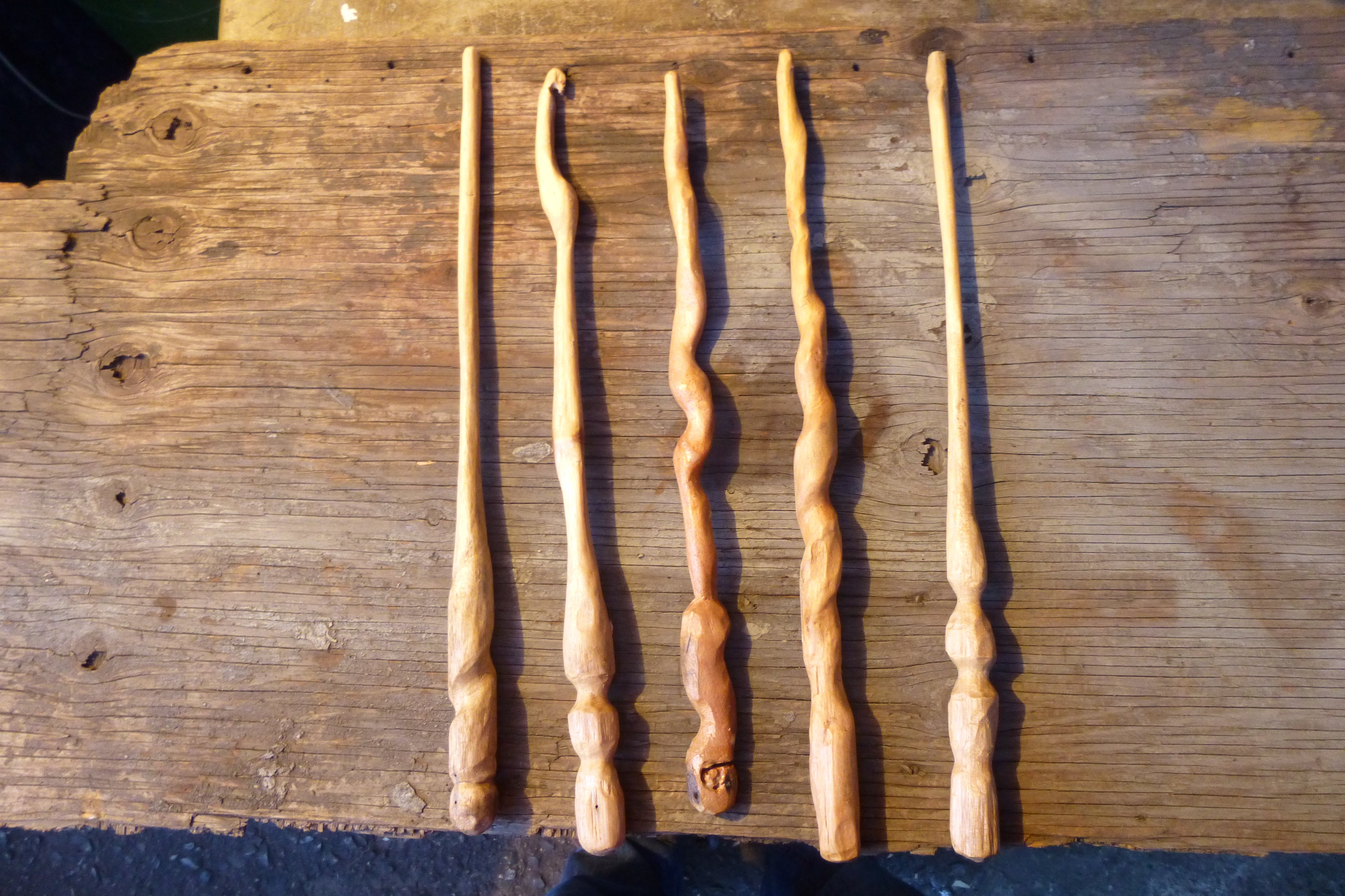 HANDCARVED WANDS/VARITAS MAGICAS TALLADAS EN MADERA.