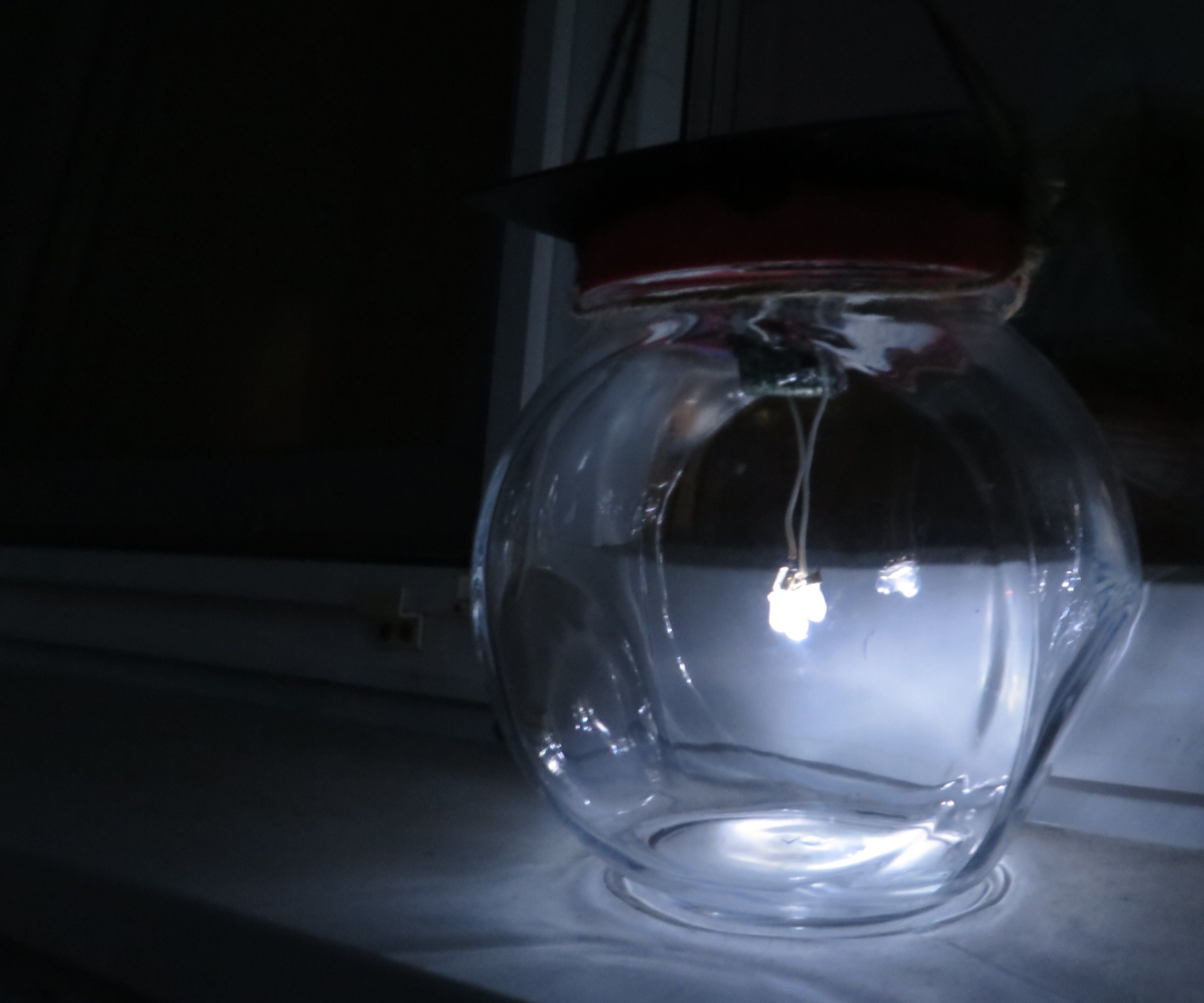 Nocturnal Solar-powered Lamp From a Mason Jar 
