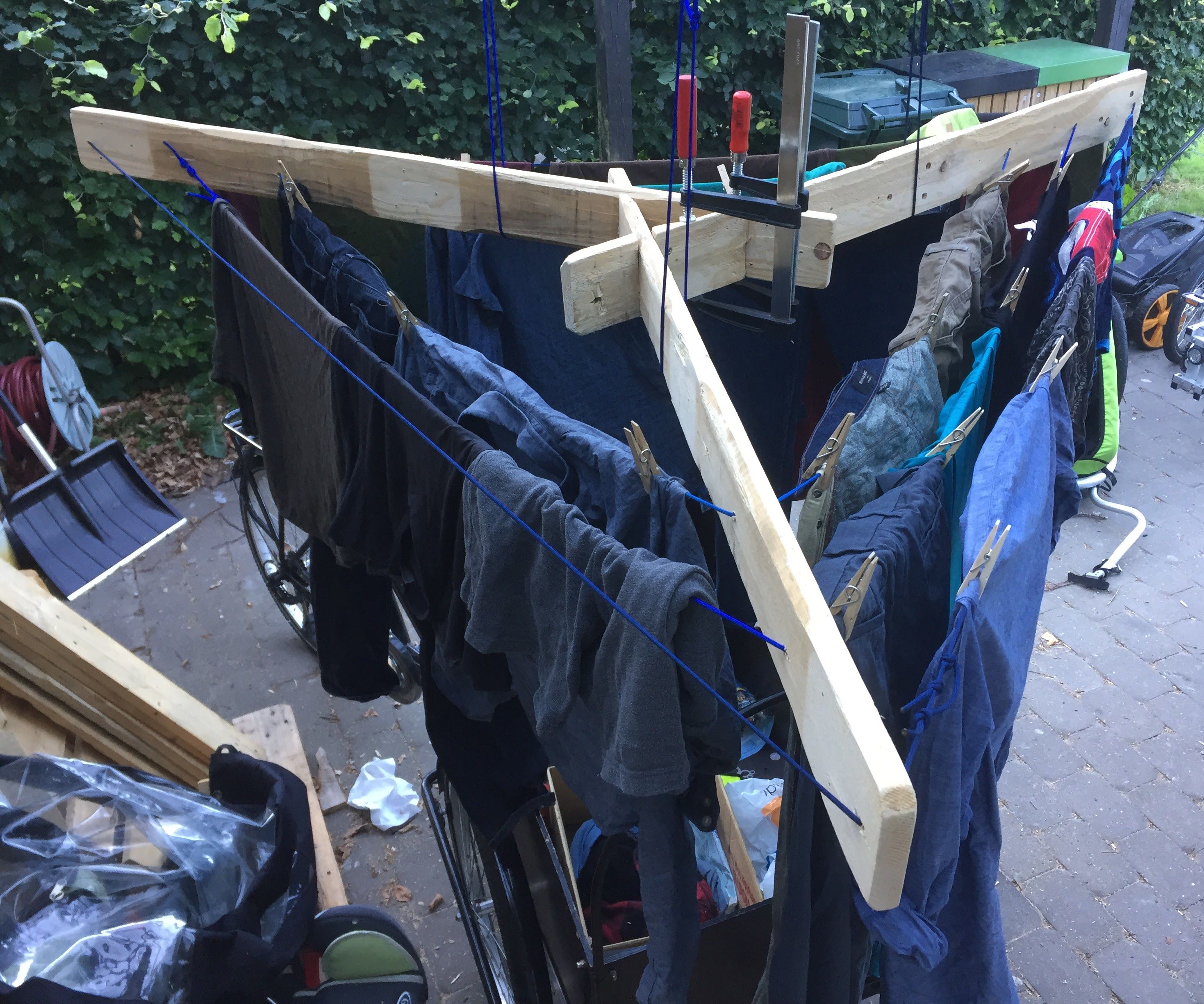 Clothes Drying Rack Out of Pallets and Paracord