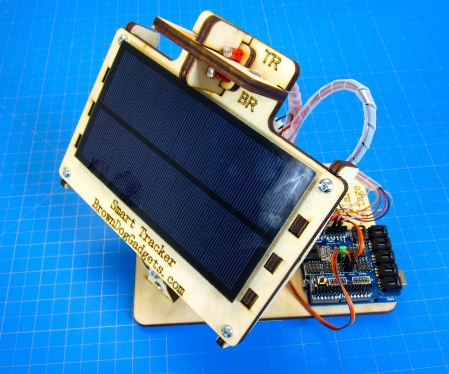 Un Seguidor Solar Simple Que Tiene Ejes Duales