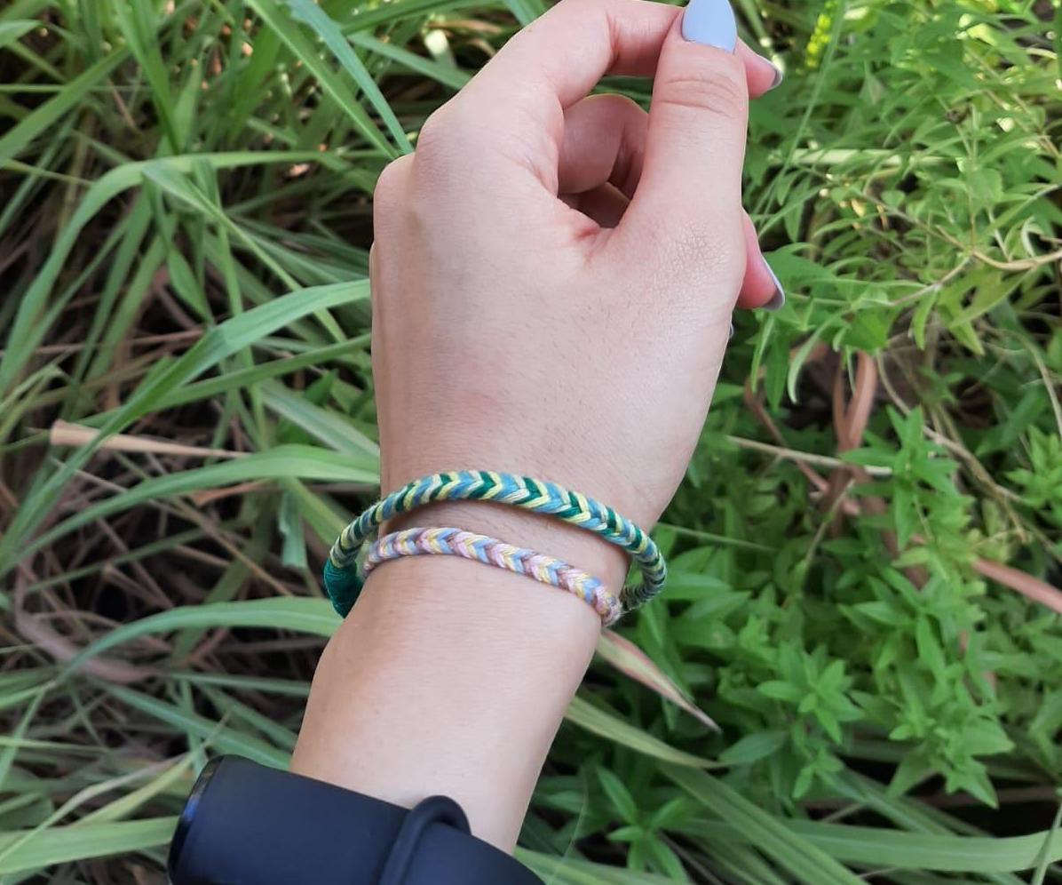 How to Make Bracelet From Yarn With 4 Colors