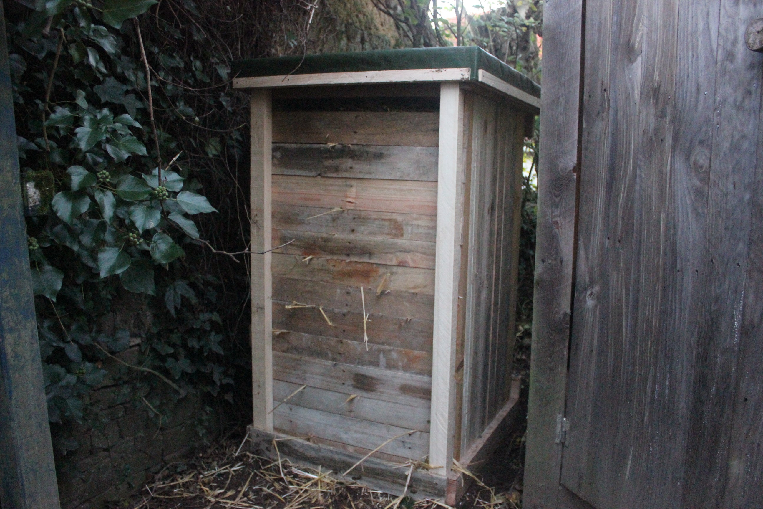 Pallet Wood Straw Bale Compost Bin - Winterised Dry Toilet. Composteur De Pipi. Compostador De Orina