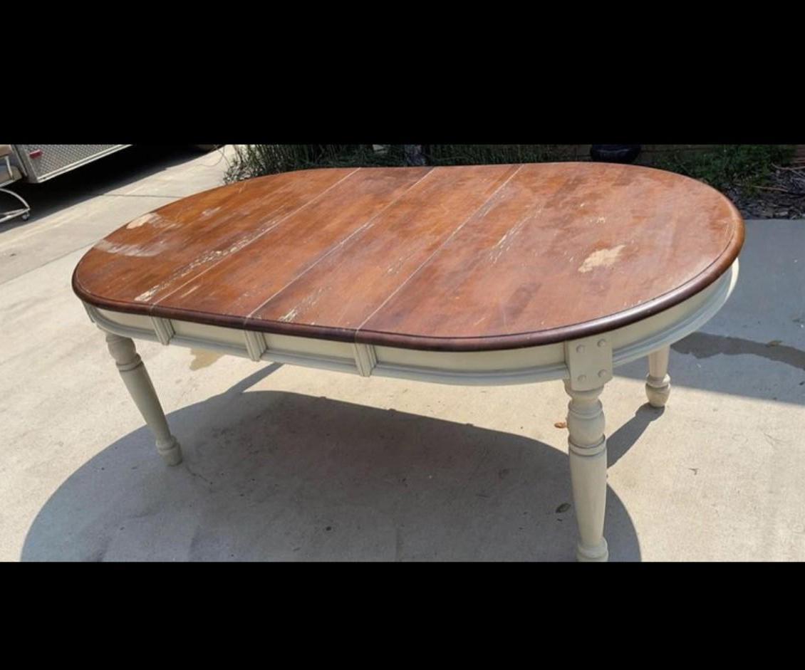 How to Refinish a Wooden Table 