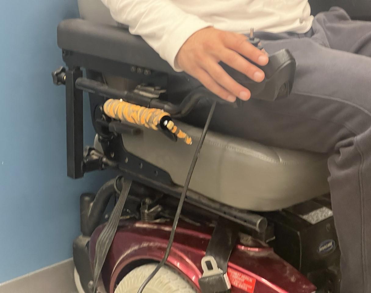 Operation of Center-Mounted Wheelchair Footplate