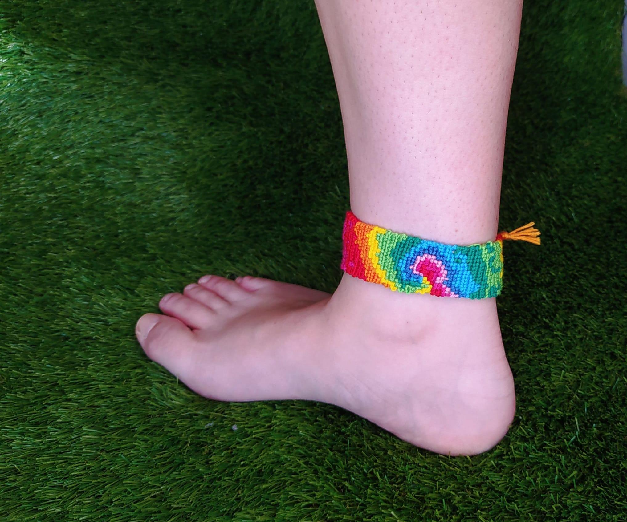 Alpha Pattern Macrame Bracelet: Spiral Tie Dye