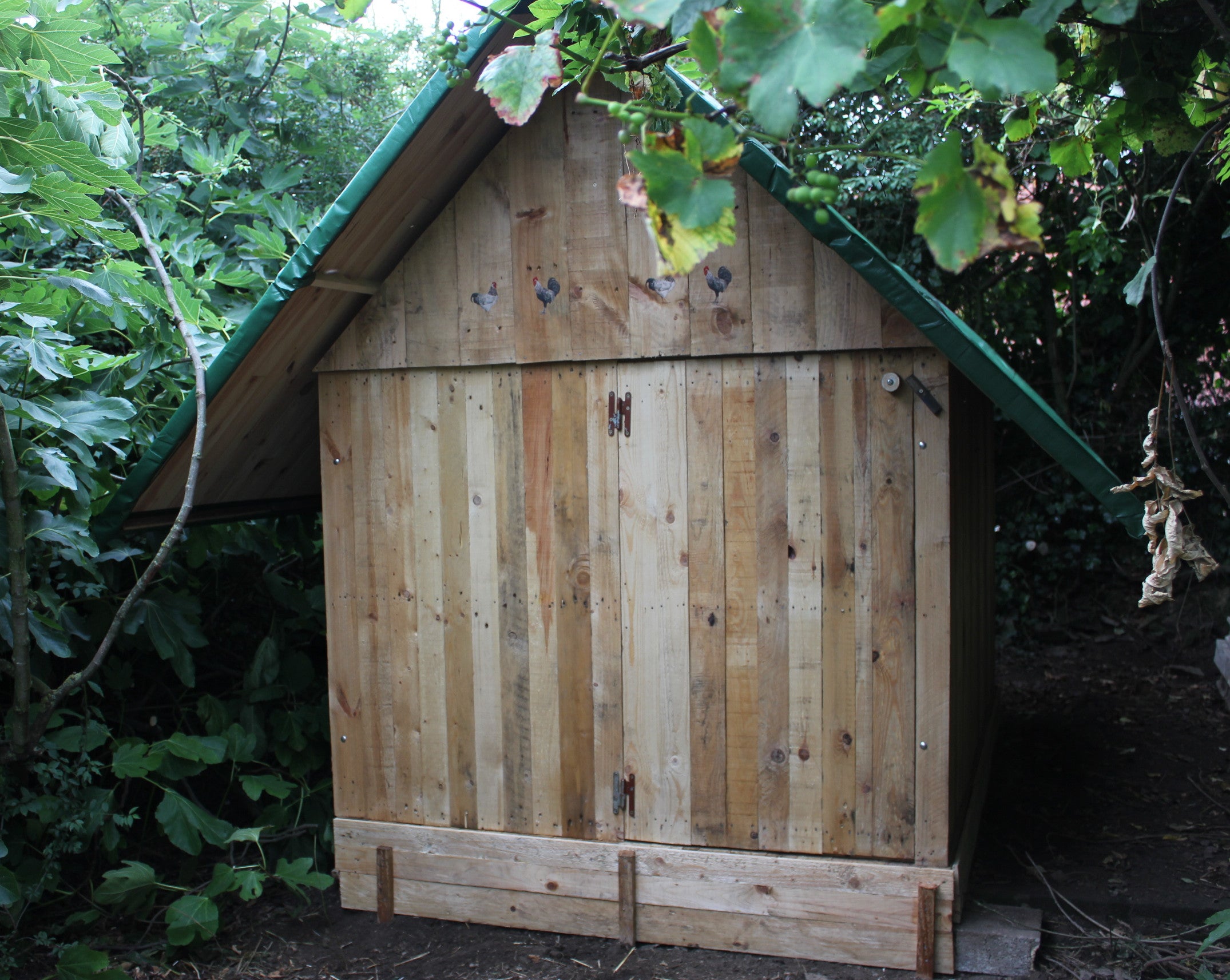 Pallet Wood Hen House & Prototype for Our Own Tiny House - Assembly. Costs Less Than 25 Euros/Dollars. Gallinero De Madera De Palet Reciclada