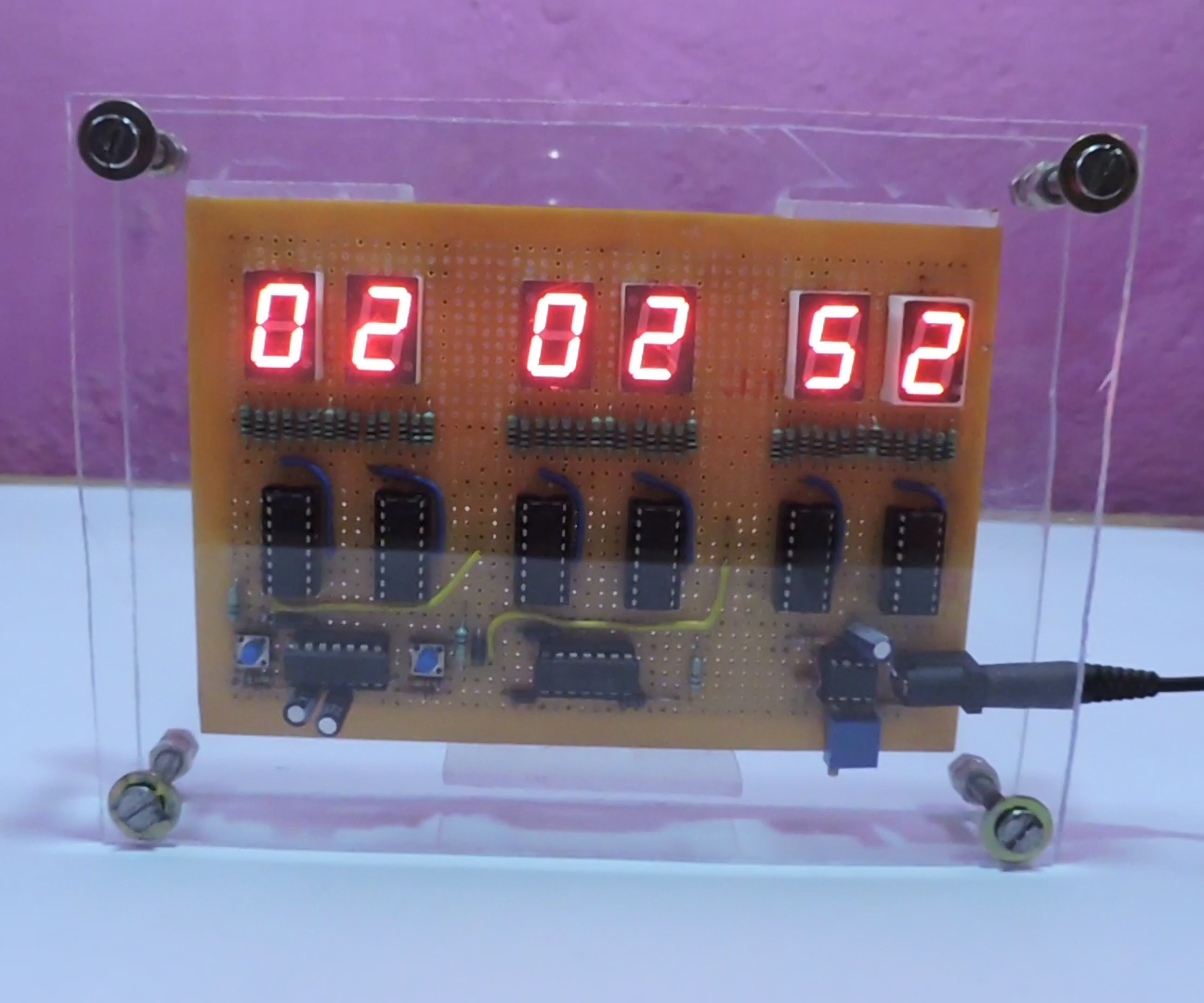 Digital Clock But Without a Microcontroller [Hardcore Electronics]