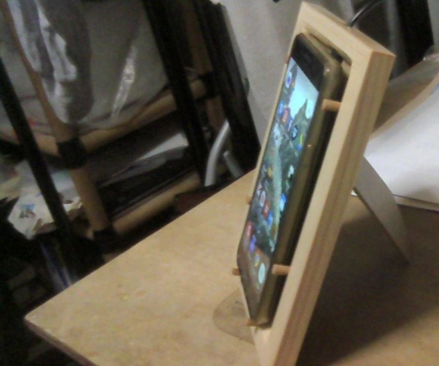 DIY Wireless Phone Charging Stand From a Picture Frame