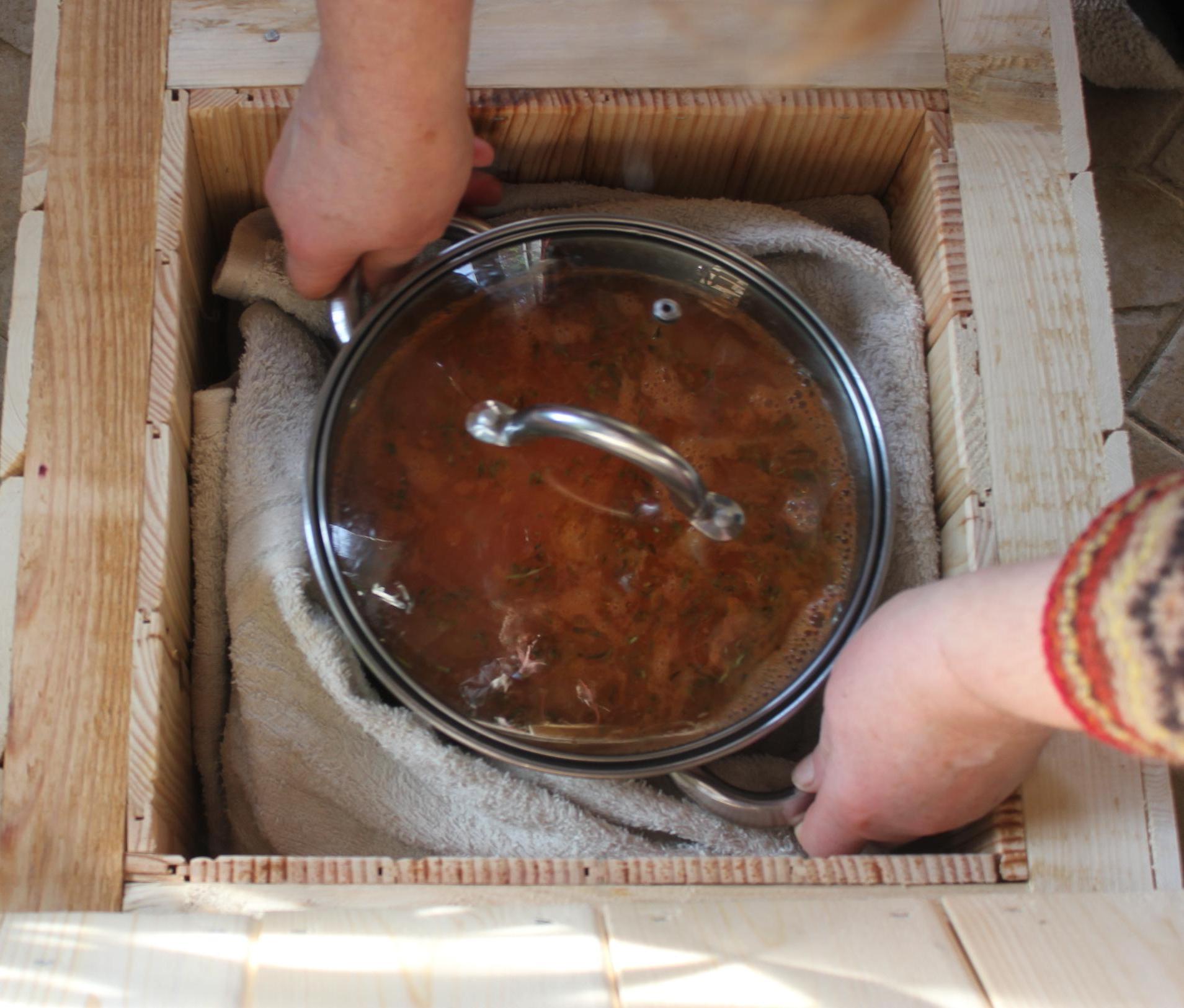 Make a Wooden Fuelless Cooker or Hay-box Using Scrap Wood and Hemp Wool.