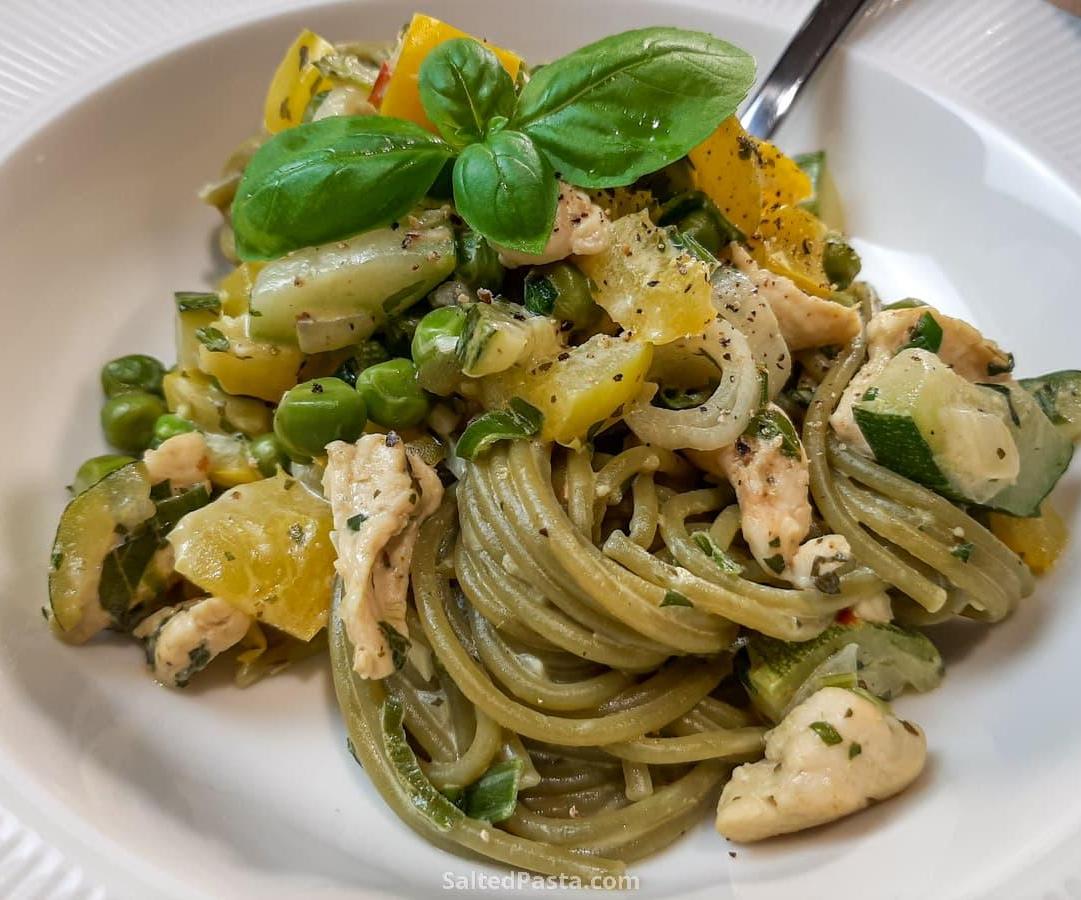 Green Spaghetti With Chicken and Zucchini