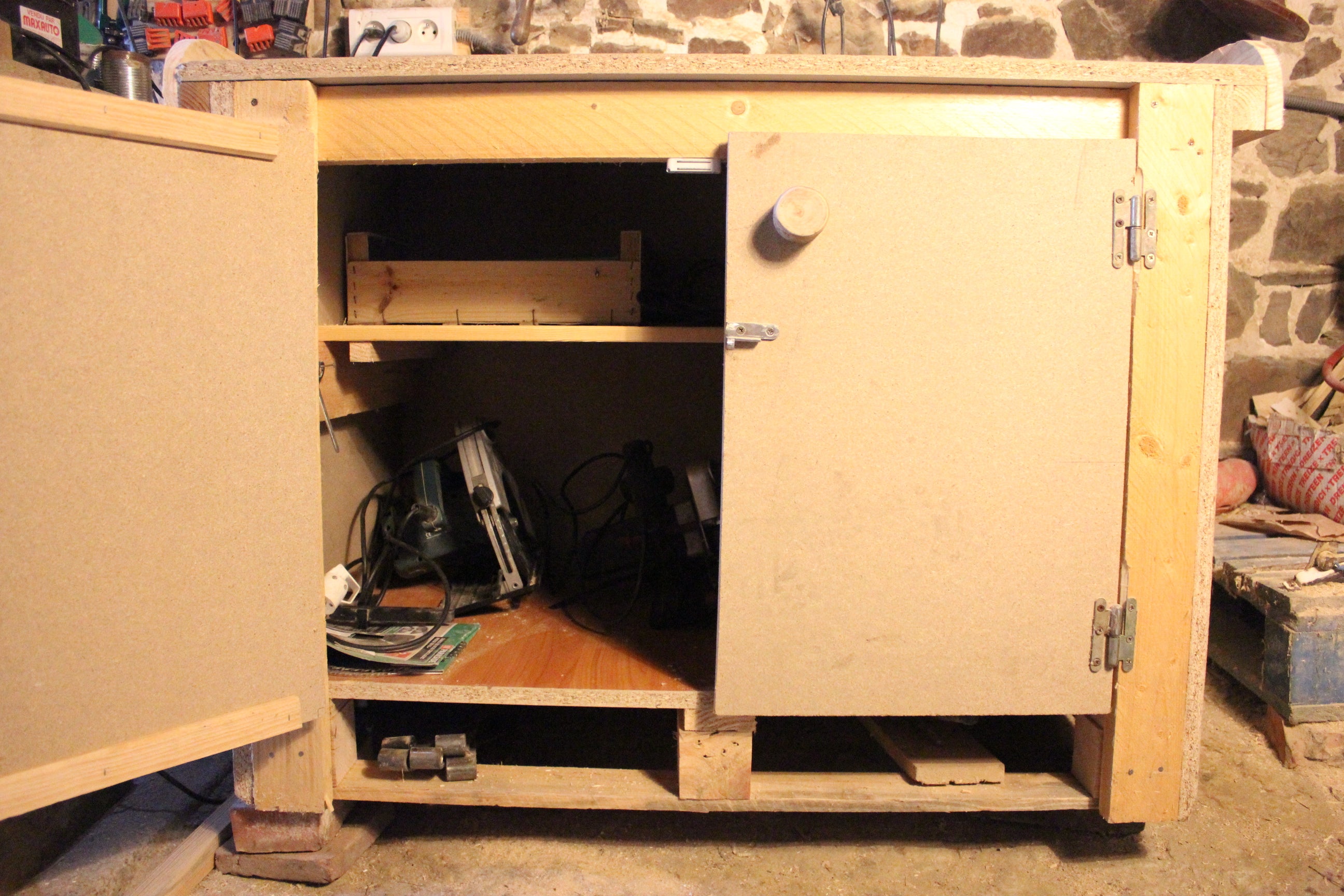 Low Cost Tool Cupboard - Repurposed Particleboard/chipboard Pallets. Cheap & Cheerfull Woodwork Project. Armoire a Outils