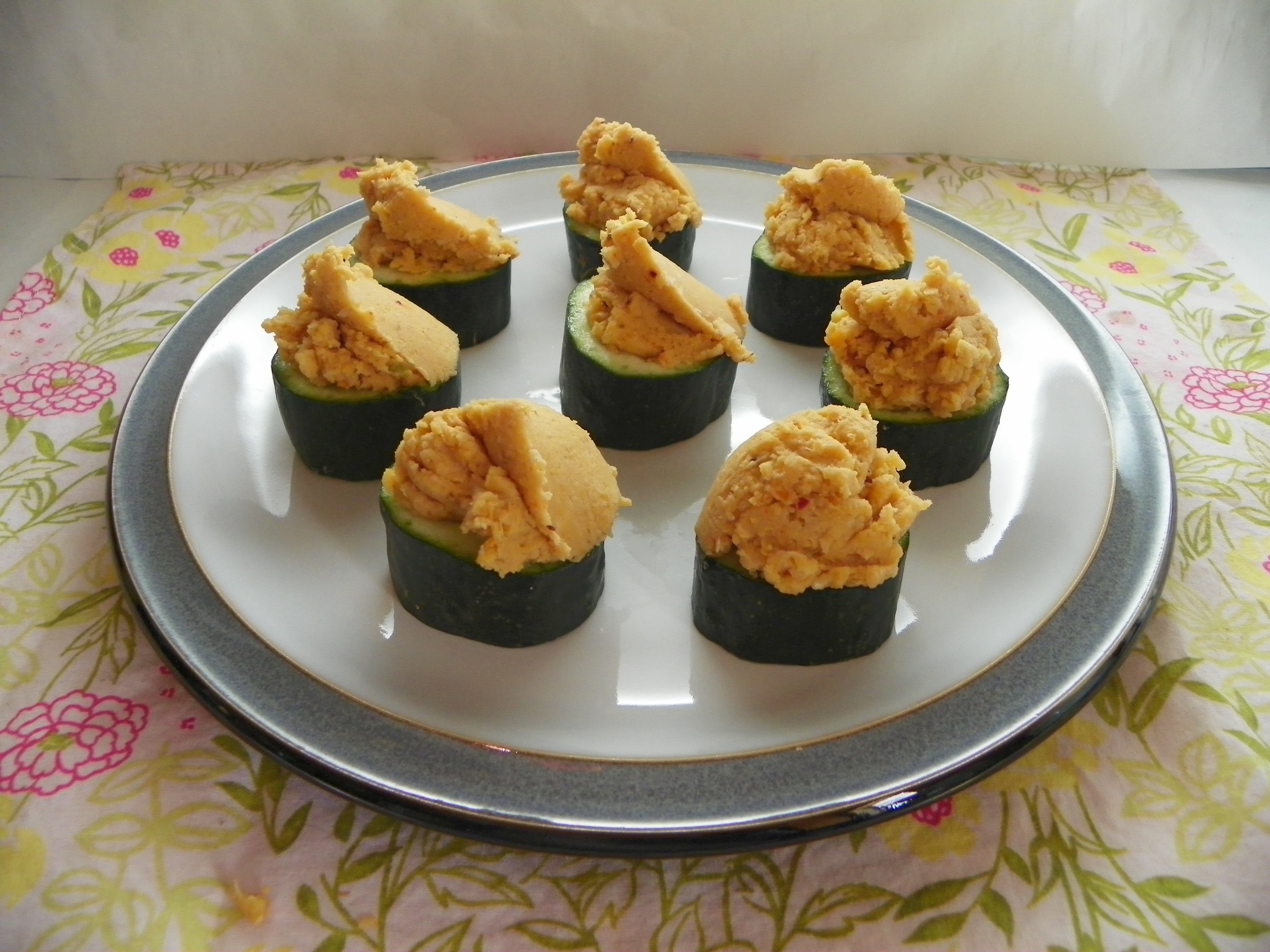 Cucumber Cups With Spicy Hummus