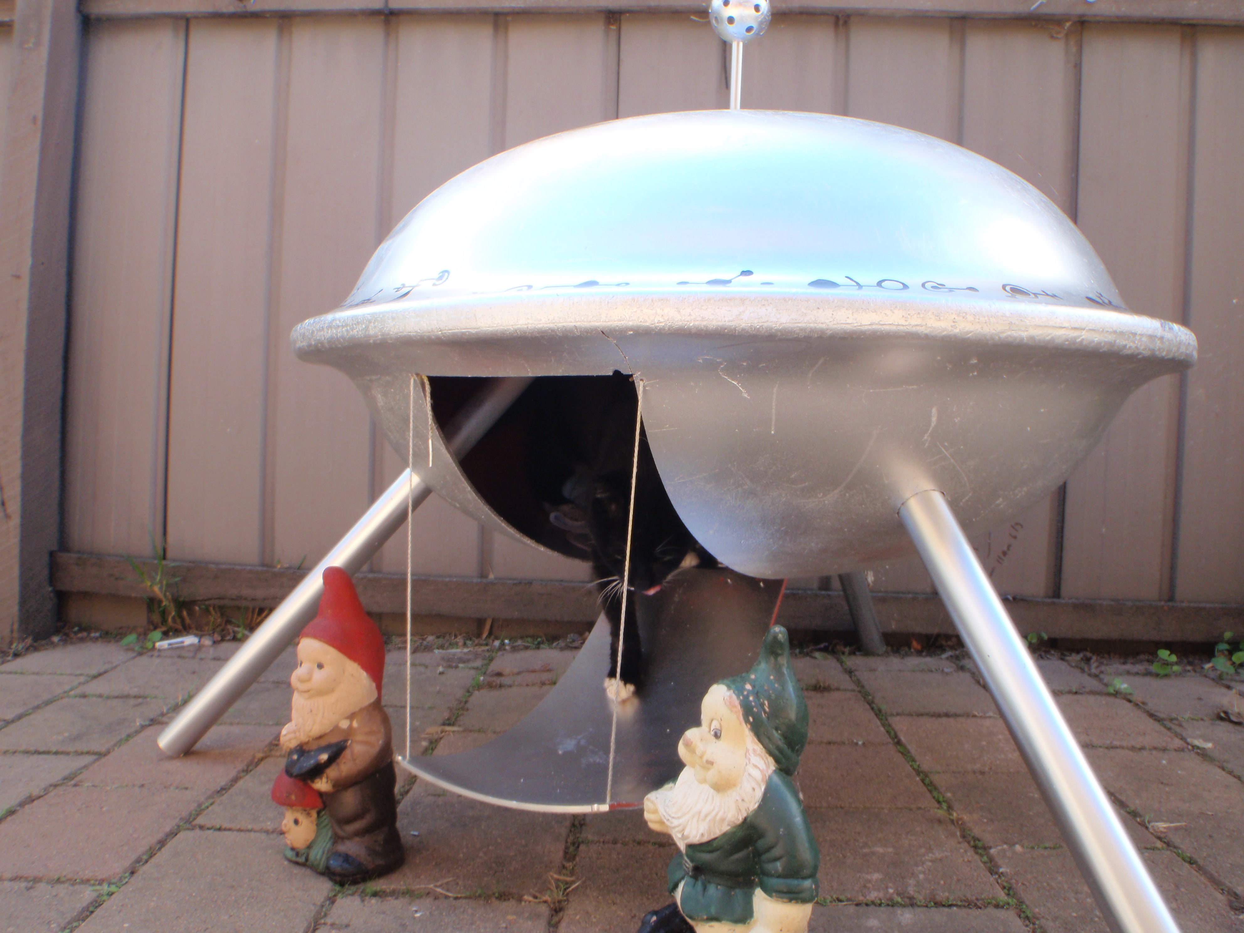 Flying Saucer Pet House