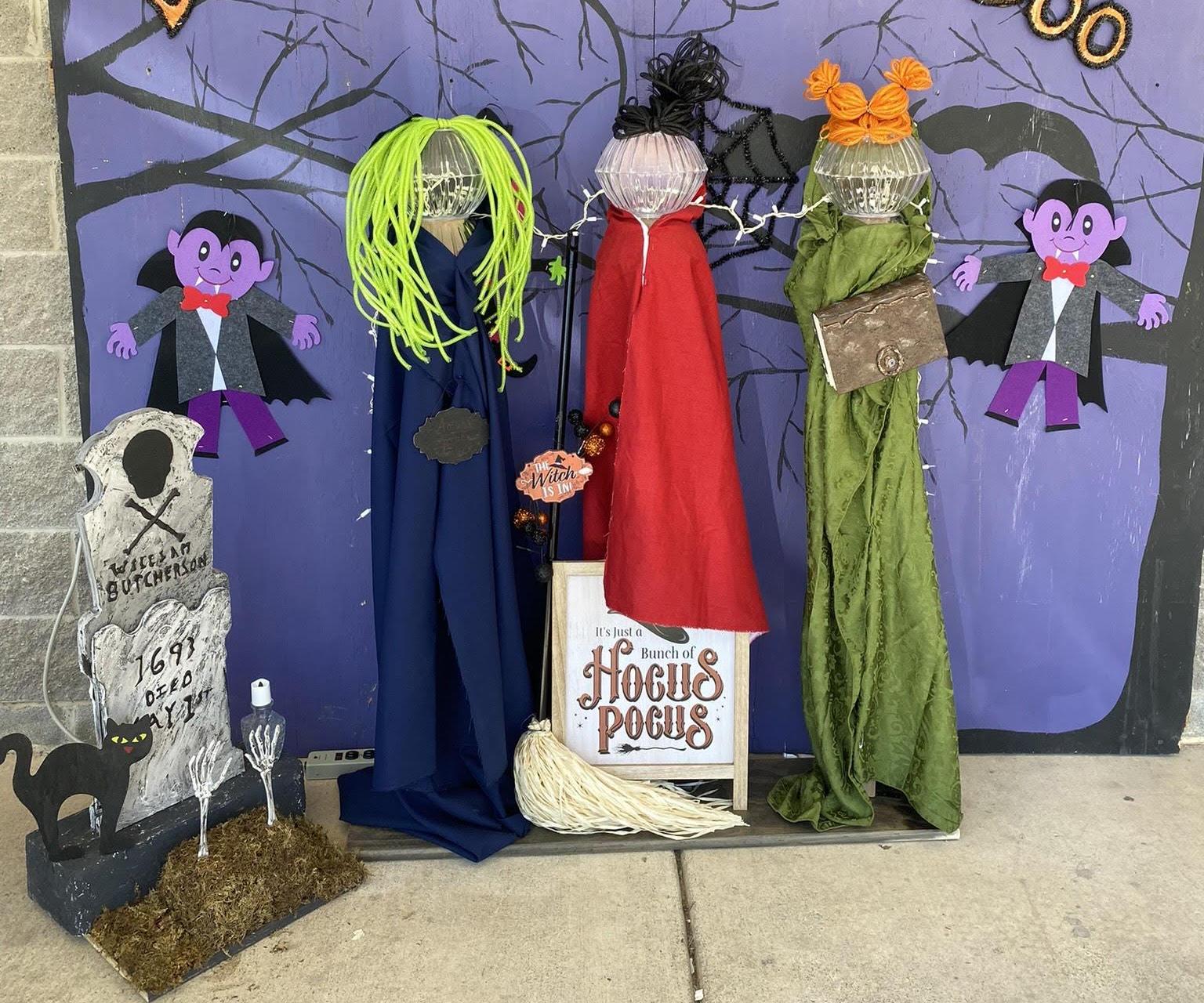 Sanderson Sisters and Billy Grave