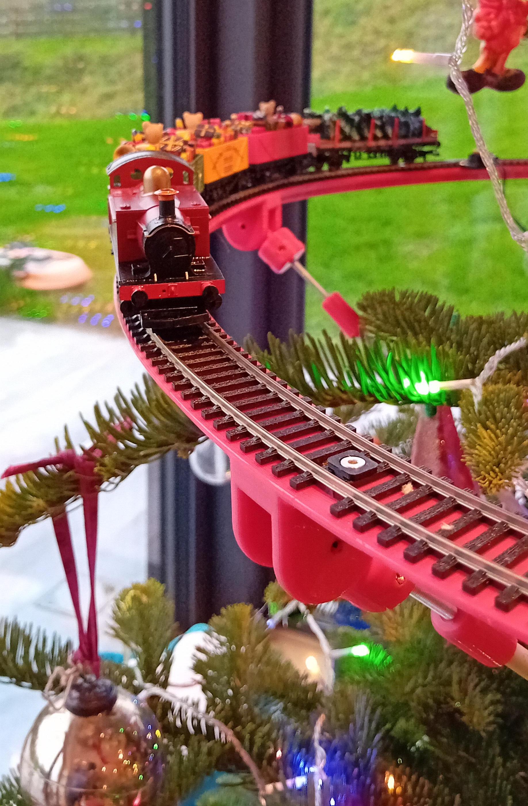 Train in a Christmas Tree L2 (3D Printed Version)