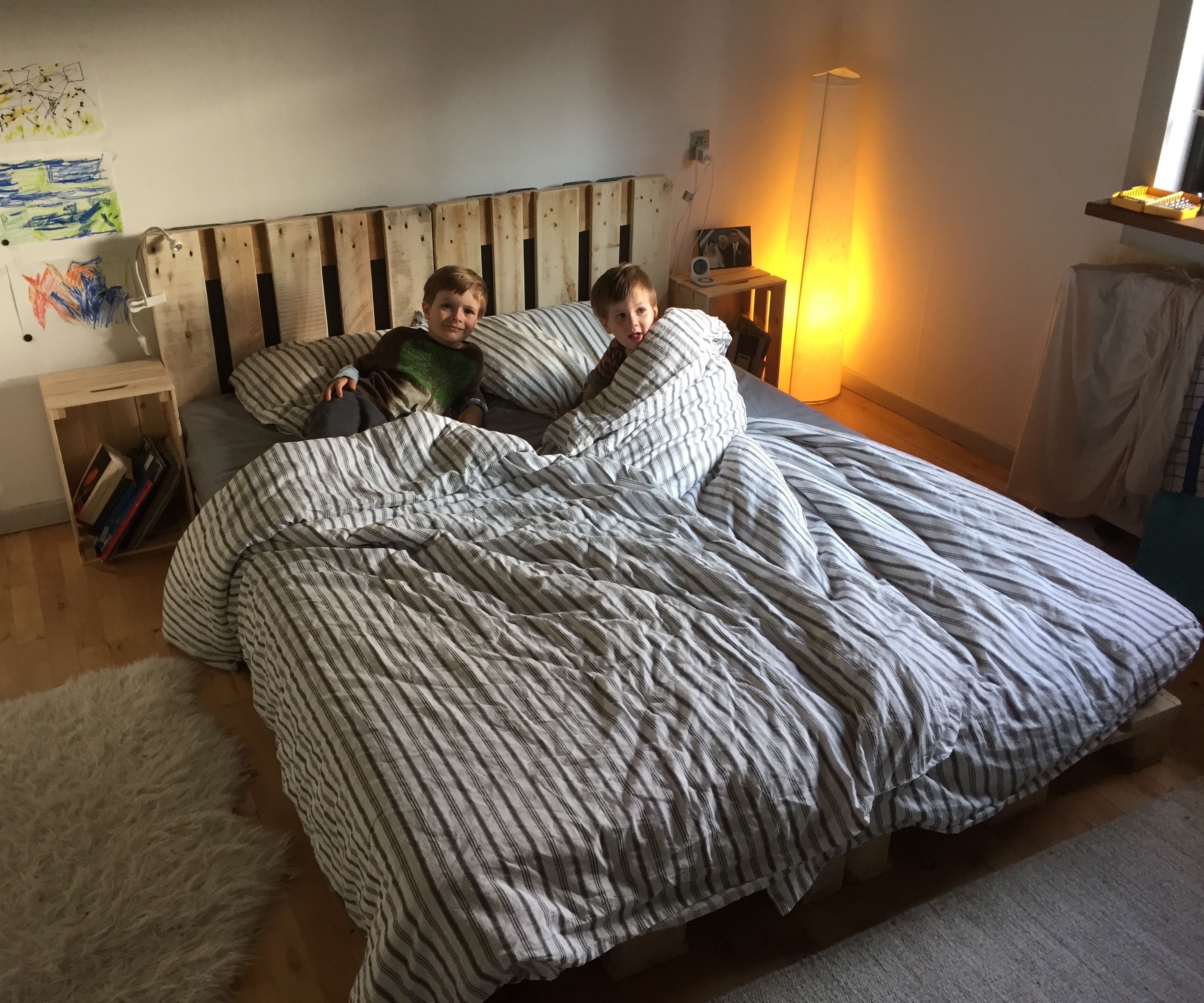 Simple, Elegant Pallet Bed