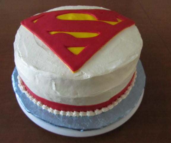 How to Decorate a Superman Cake