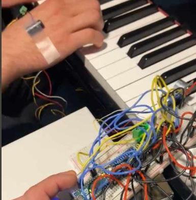 Haptic Piano Teaching Device for Vissualy Impared People