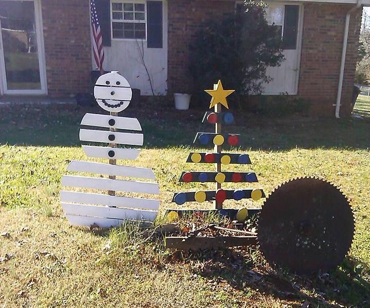 Pallet Christmas Tree With Wood Ornaments