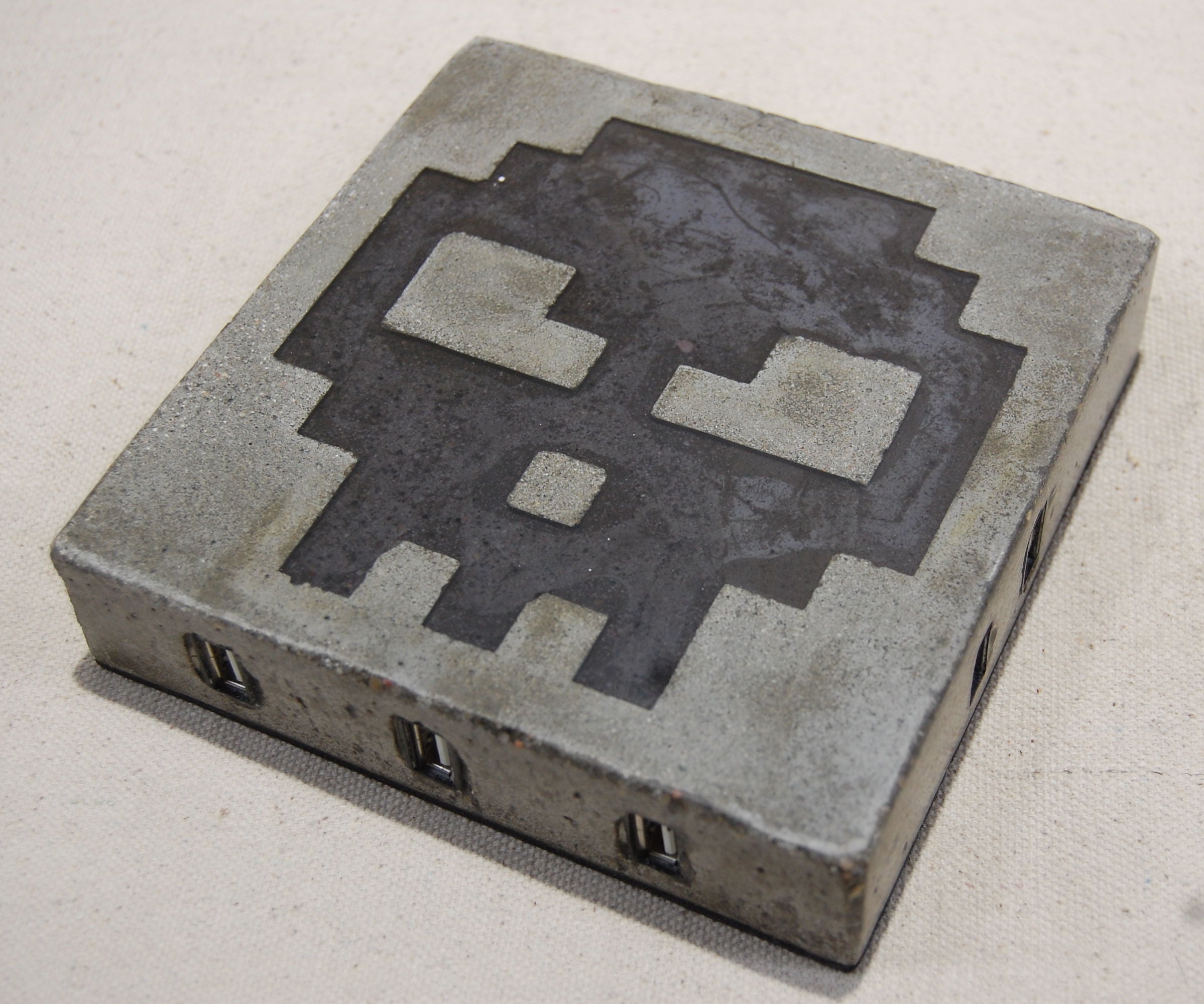 The 8-Bit Skull Concrete USB Hub