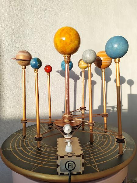 Handmade Rotating Orrery / Käsintehty Pyörivä Planetaario 