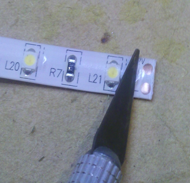 005-LED strip+knife.jpg