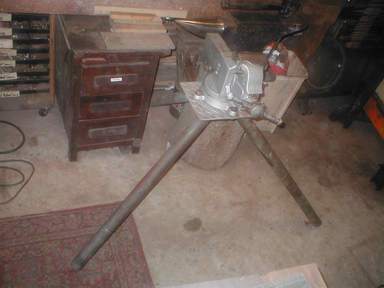 01-Tripod_Vise.jpg