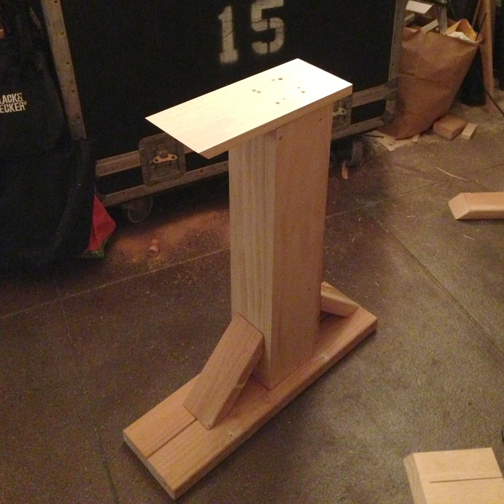 014_adjustable_height_desk.jpg