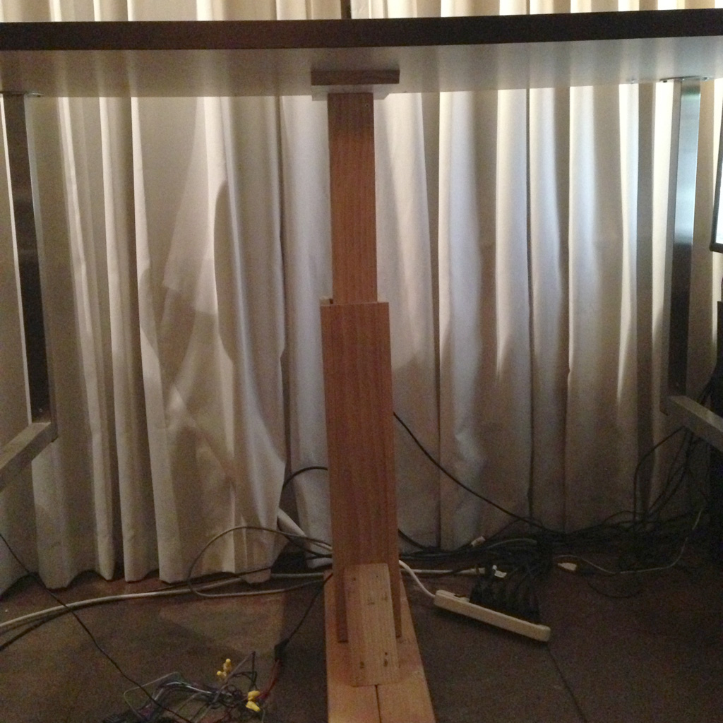 017_adjustable_height_desk.jpg