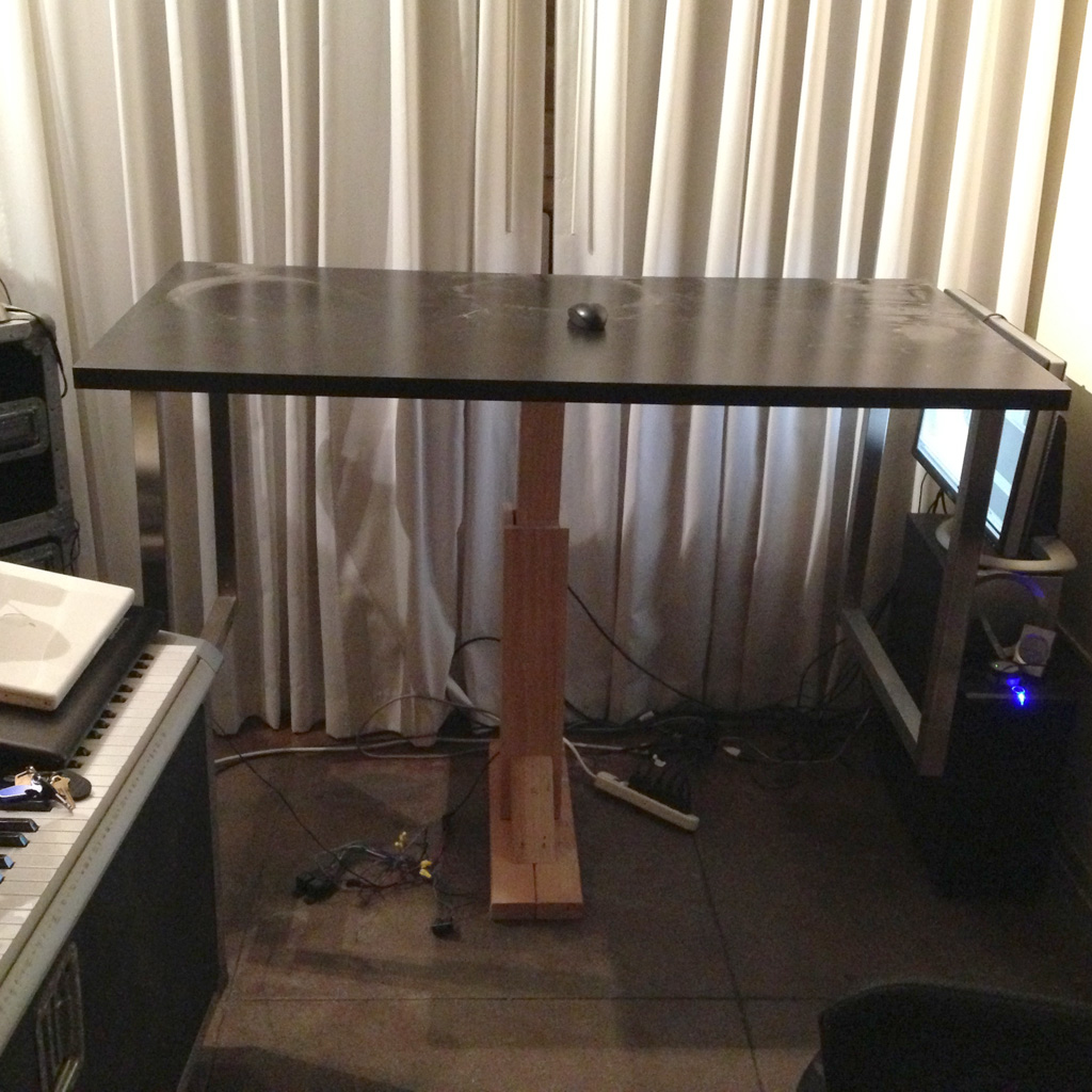 019_adjustable_height_desk.jpg