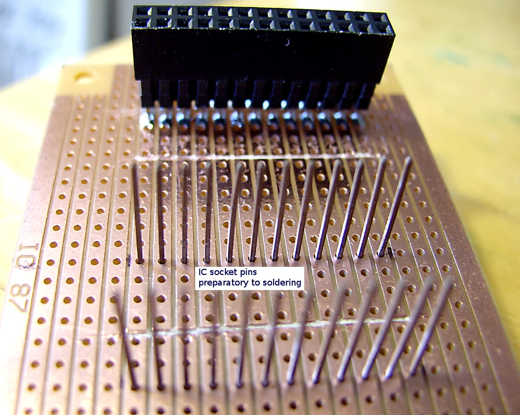 02.IC-socket-pins.bott.before-soldering.jpg