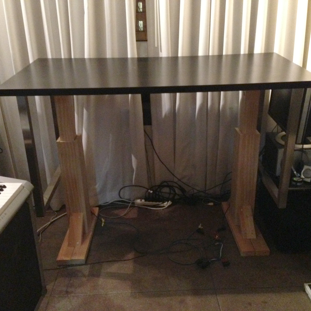 026_adjustable_height_desk.jpg