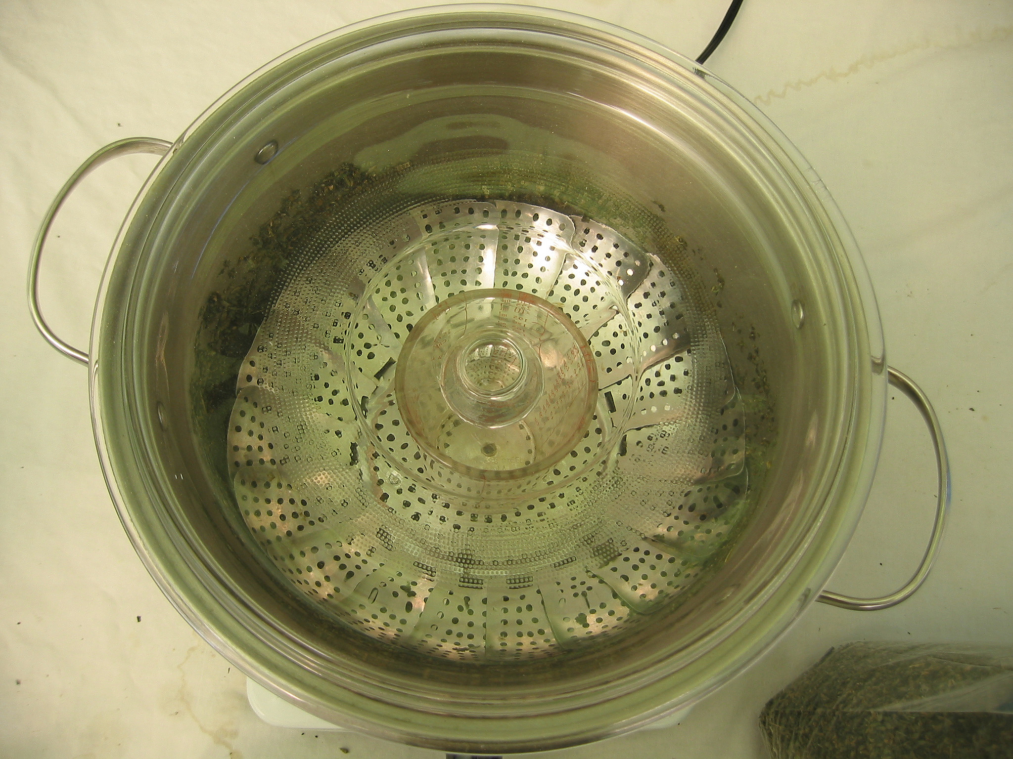 02d-strainer-in-pot-withlid.jpg