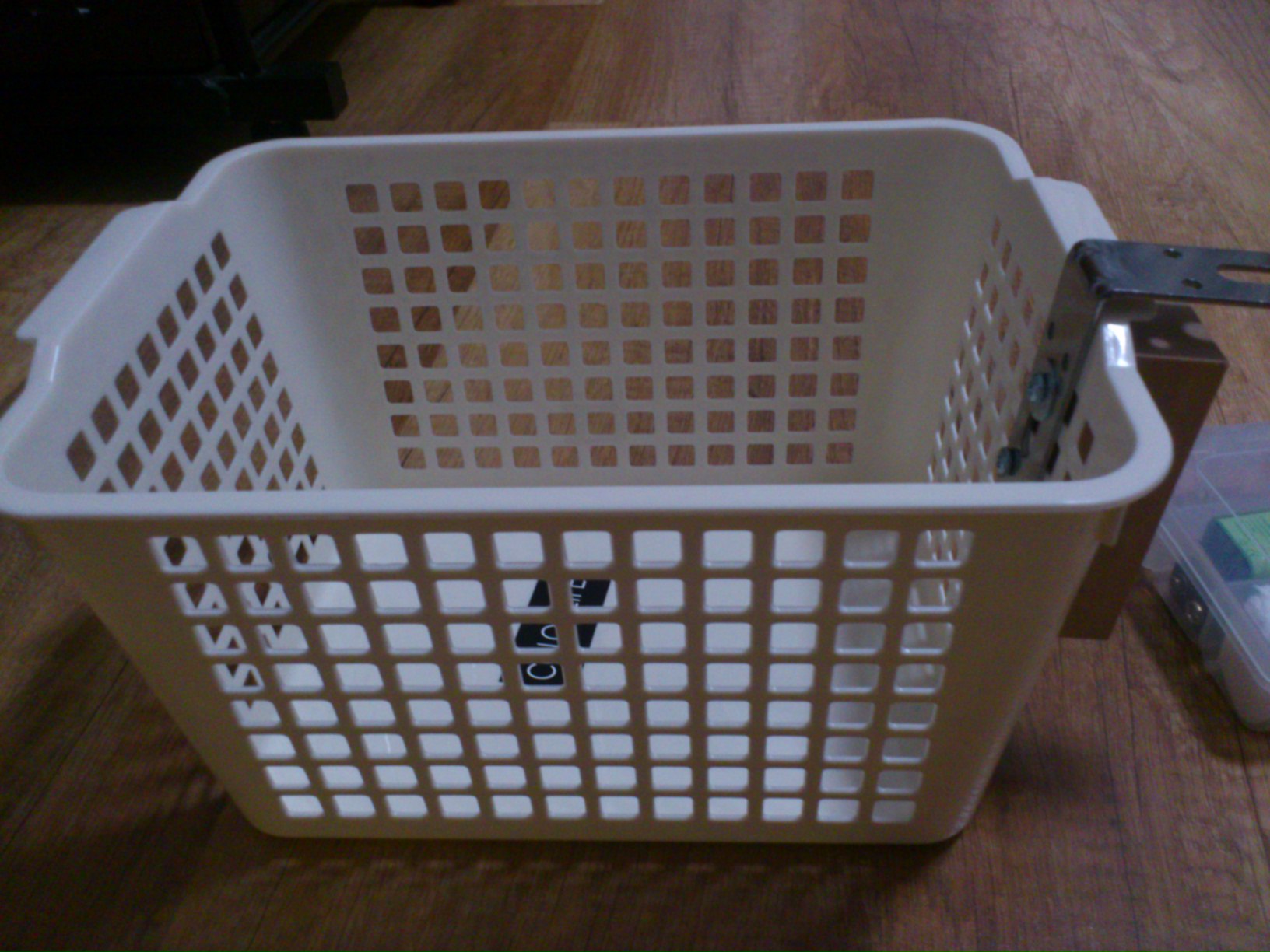 03_plastic_basket_with_angle_bar.JPG