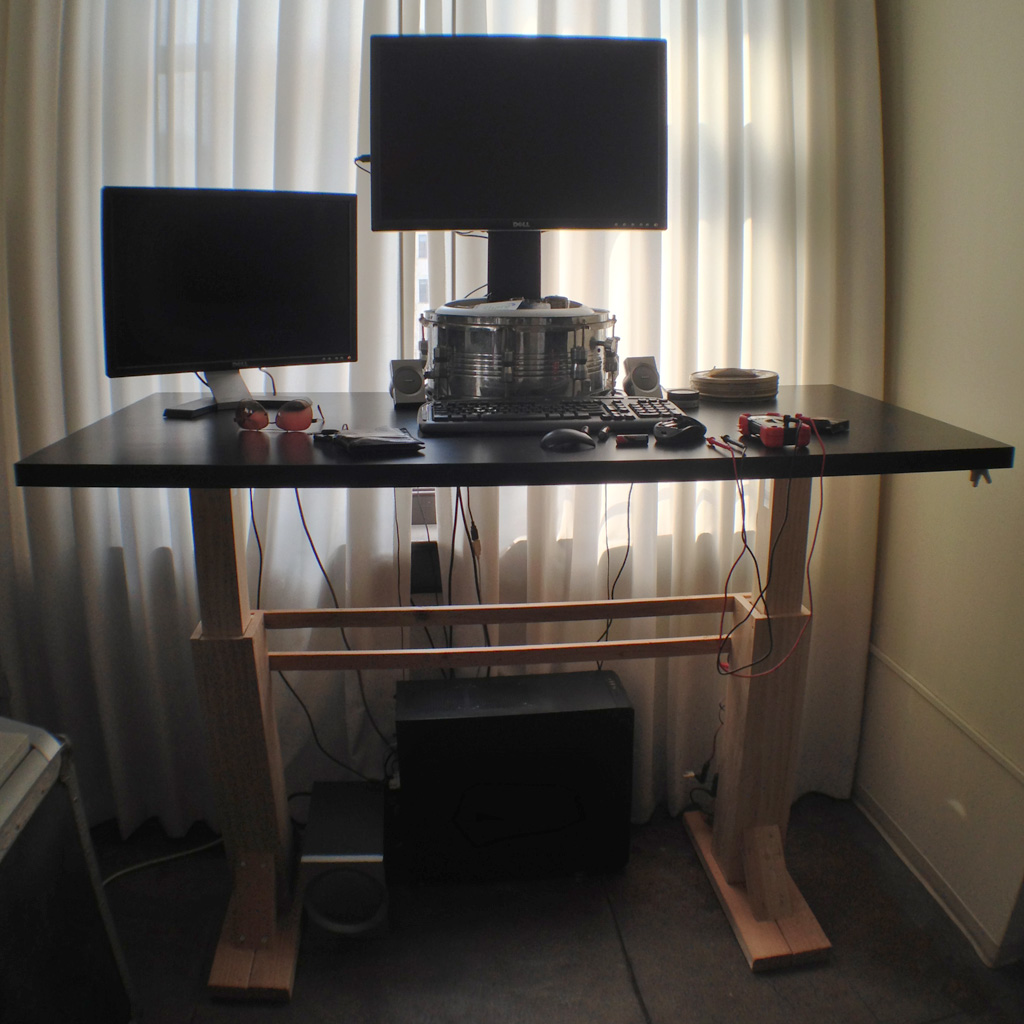 041_adjustable_height_desk.jpg