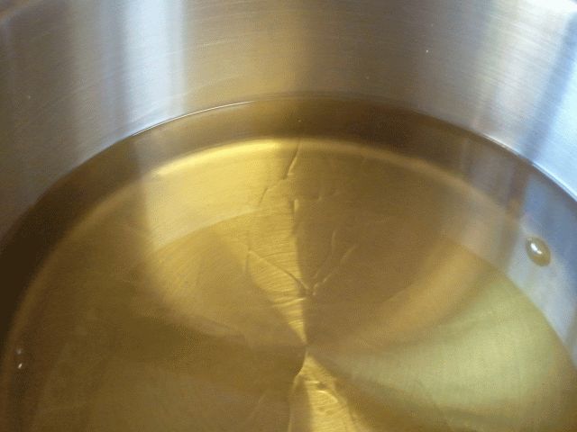 05a.Put Cooking Oil in pot.jpg