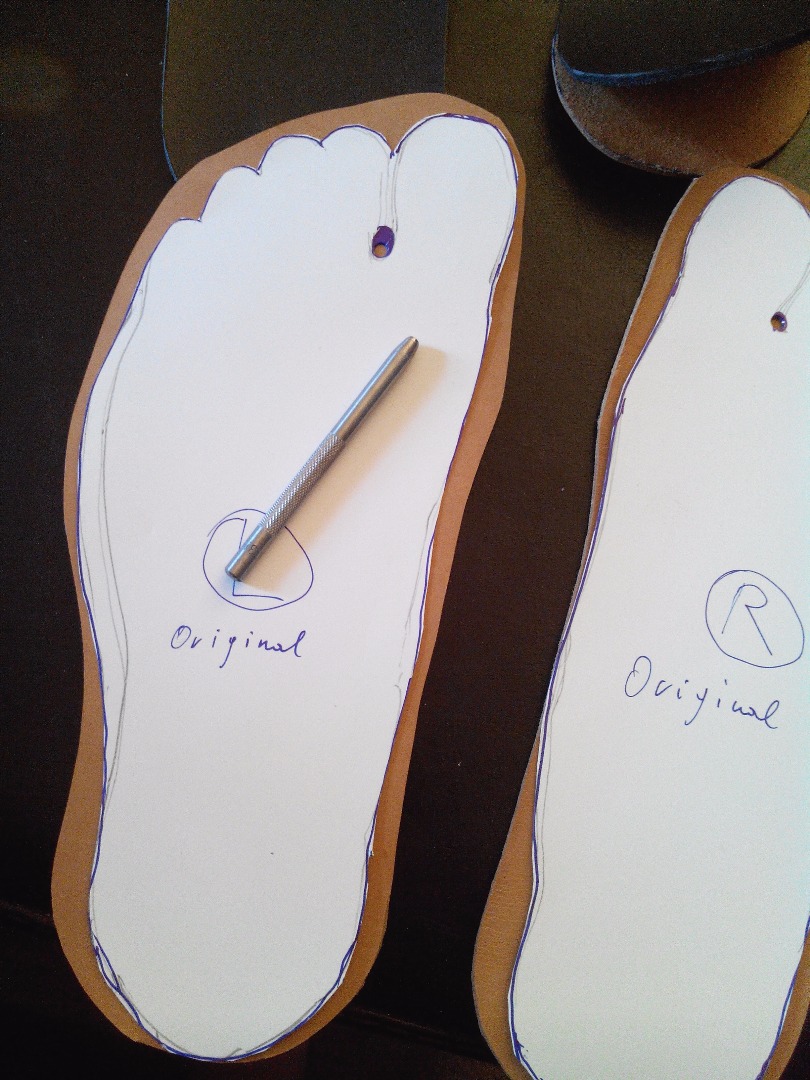 07 cut out the inner sole and piont the toe-gap.jpg