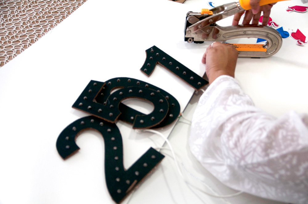 08-Graduacion-DIY-Hub-Maker-Space-RIE-marquee-proyecto-ideas-led-2015-madera.jpg