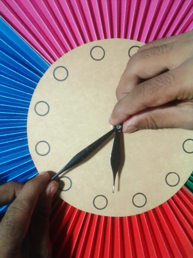 08. Mounting Minutes Hand.jpg