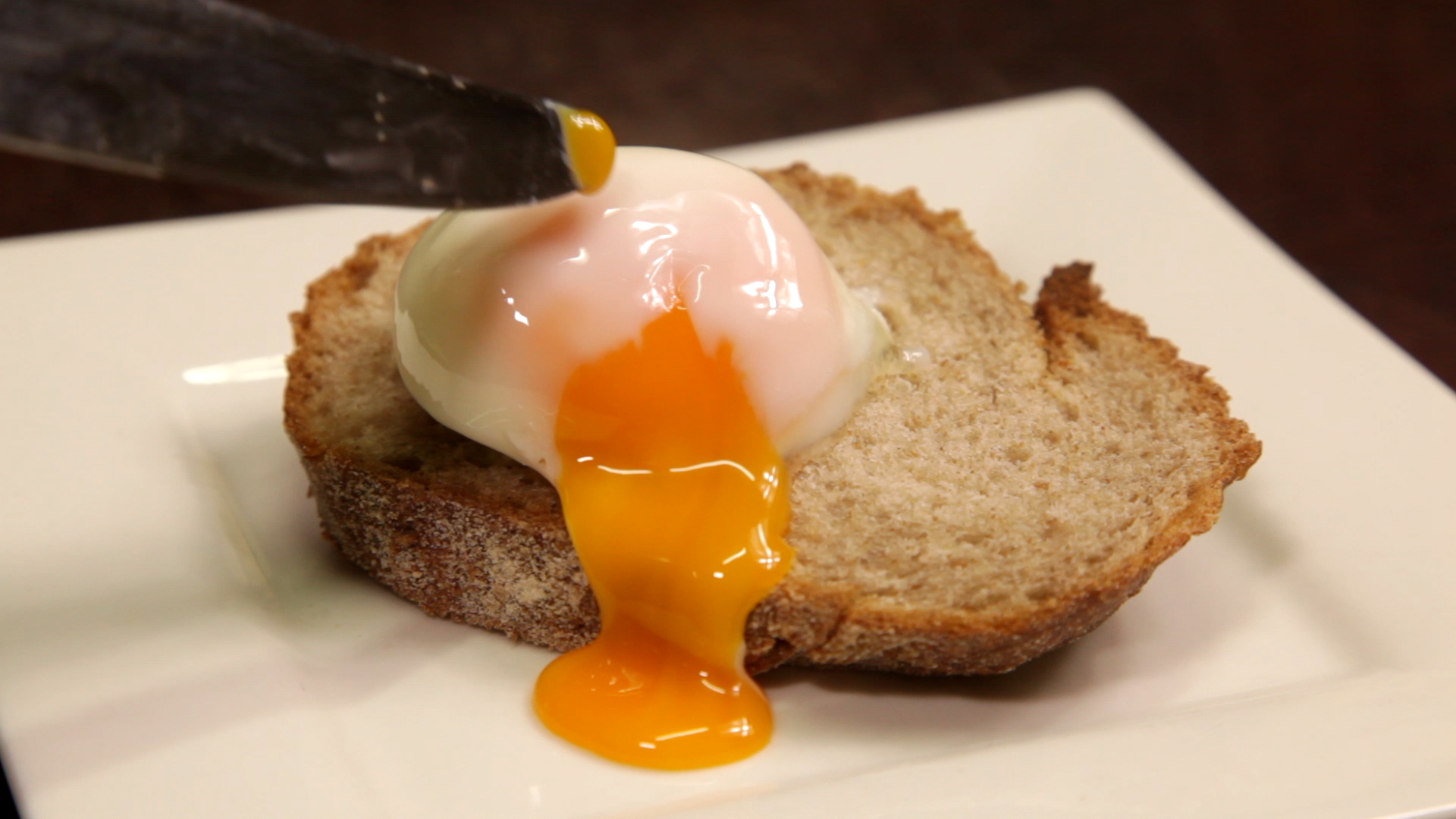 1 Minute Poached Eggs.00_00_13_00.Still002.jpg