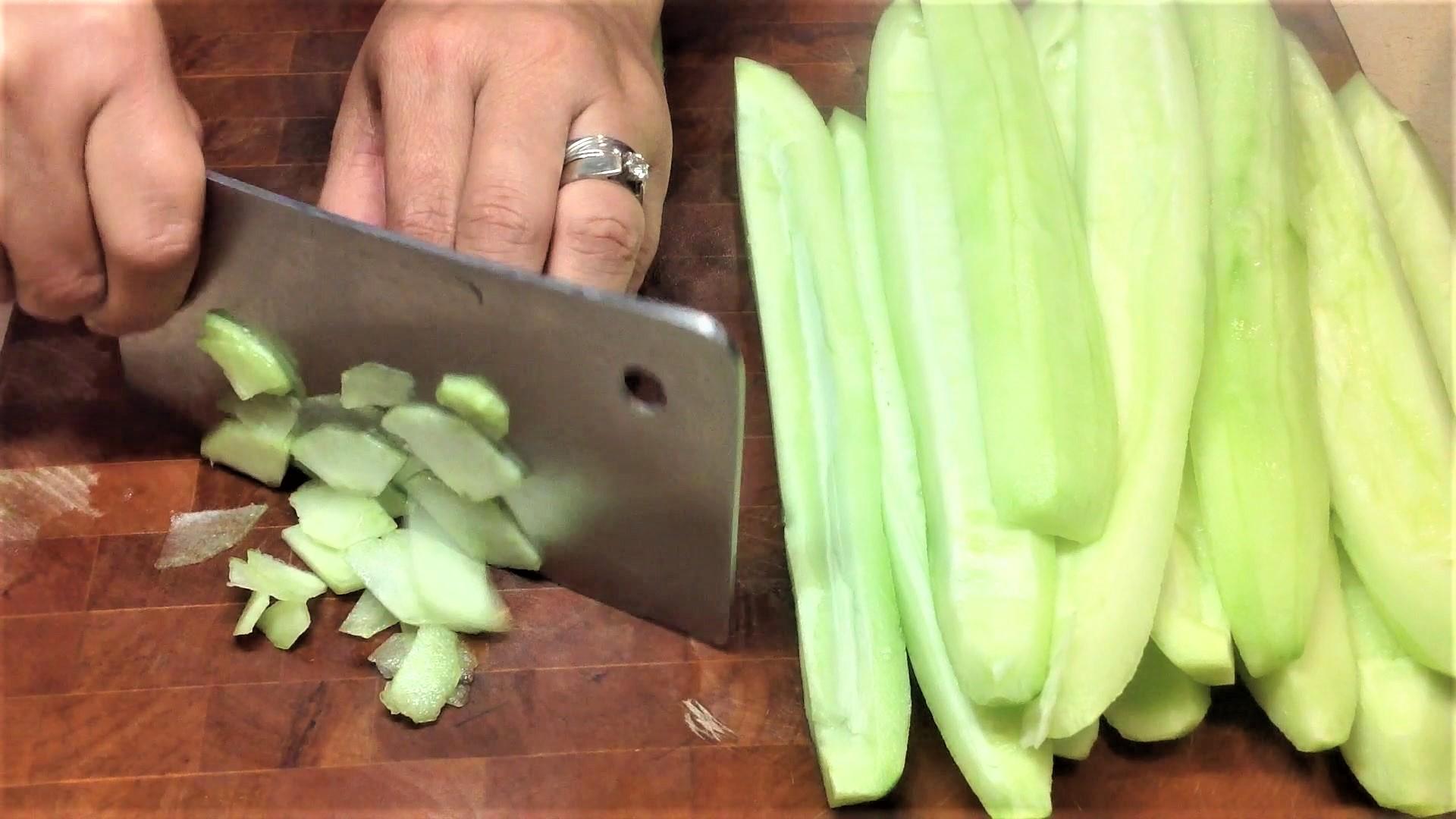 1-8-1 Slicing cucumber 130.jpg